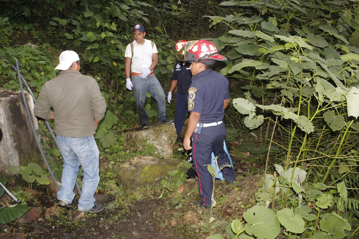 Bomberos Municipales Departamentales en el lugar donde fue localizado el cadáver de la fémina. (Foto Prensa Libre: Víctor Chamalé)