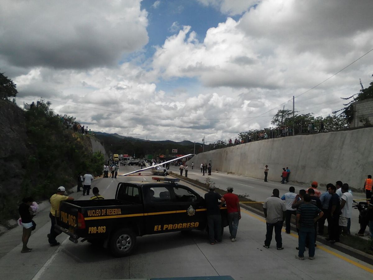 Agentes de la PNC resguardan el lugar donde aterrizó una avioneta, en Sanarate, El Progreso. (Foto Prensa Libre: Héctor Contreras)