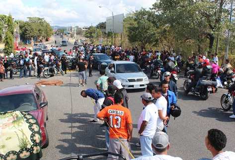 Vecinos de Chiquimula, pilotos, socorristas y autoridades observan los cuerpos de las víctimas, en el km 168. (Foto Prensa Libre: Edwin Paxtor)