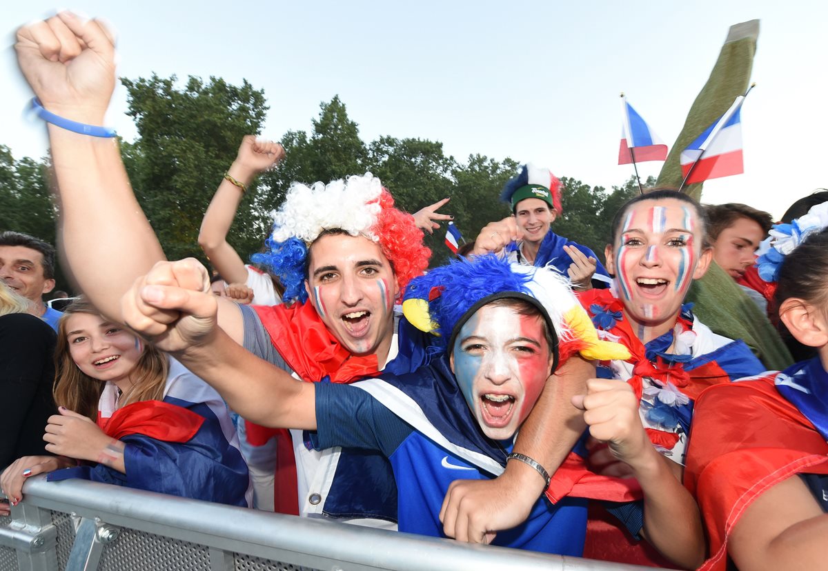 Aficionados de Francia celebraron el pase a la final de la Eurocopa donde se medirán contra Portugal. (Foto Prensa Libre: AFP)