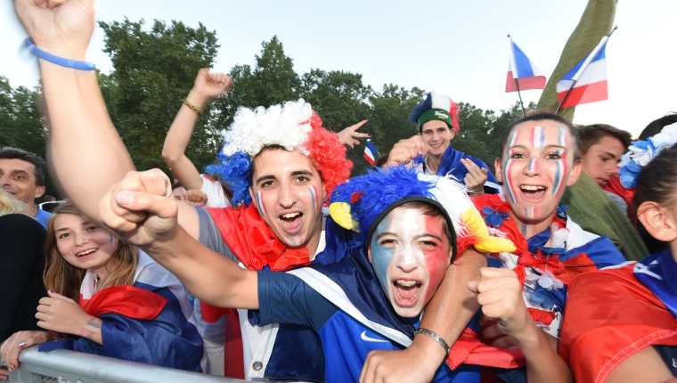 Aficionados de Francia celebraron el pase a la final de la Eurocopa donde se medirán contra Portugal. (Foto Prensa Libre: AFP)