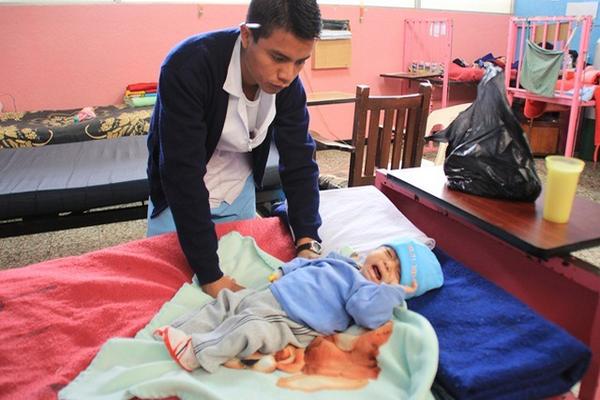 Un Enfermero  atiende a un bebé en la Pediatría del hospital de Huehuetenango. (Foto Prensa Libre: Mike Castillo)