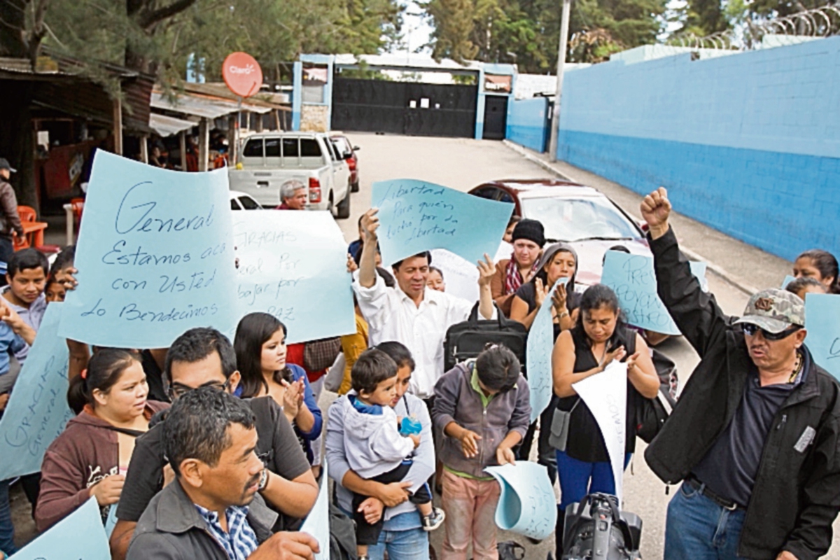 Un grupo de personas protesta a favor de Efraín Ríos Montt afuera del Hospital Federico Mora.