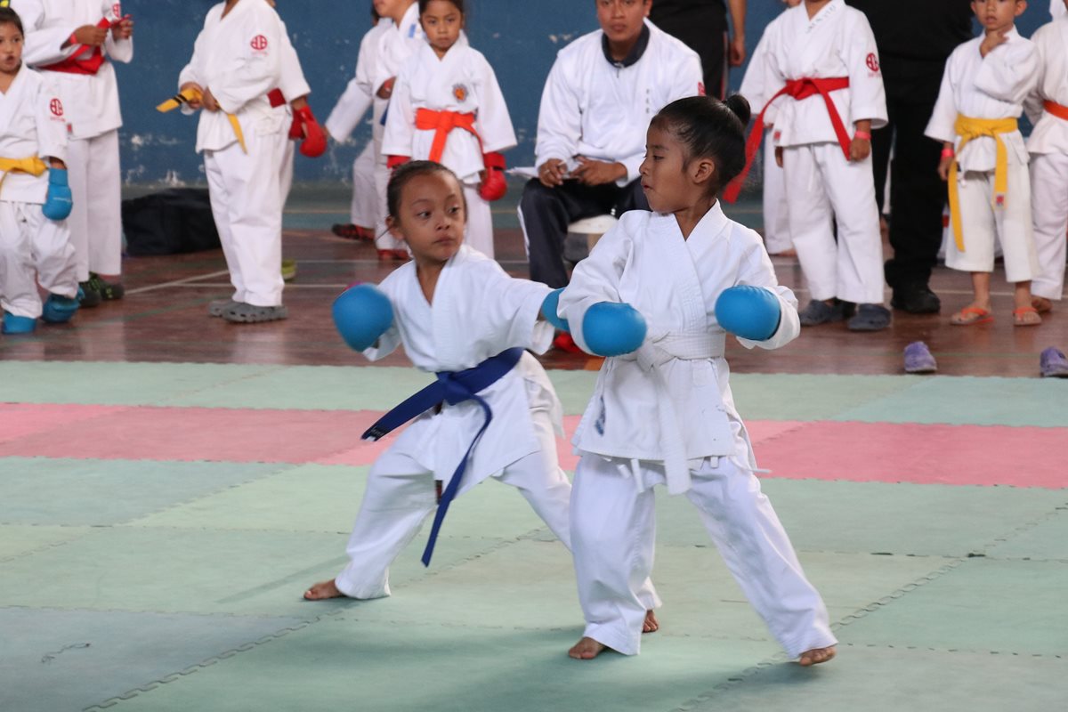 Las artes marciales y los deportes de combates también reciben cientos de niños en las vacaciones. (Foto Prensa Libre: Raúl Juárez)