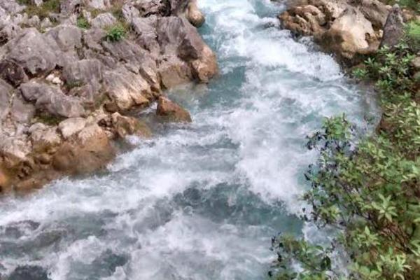 El río Ixquisís arrastró al soldado Óscar René Vásquez, en San Mateo Ixtatán, Huehuetenango. (Foto Prensa Libre: Mike Castillo)