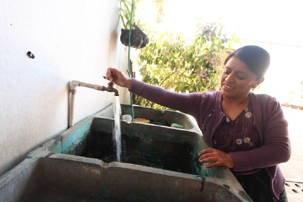 Una vecina de Sumpango dice sentirse satisfecha por la rebaja en el servicio de agua entubada.