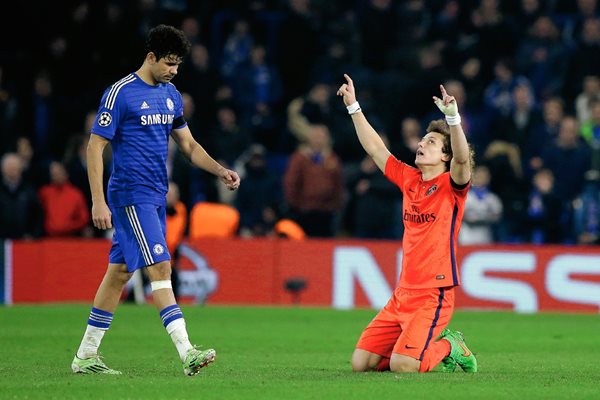 David Luiz festeja al final del partido el pase del PSG, mientras que Diego Costa luce su descontento. (Foto Prensa Libre: AP).