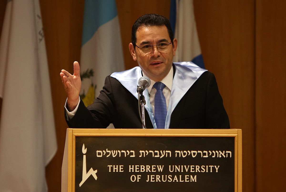 El presidente Jimmy Morales recibió esta semana el Doctorado Honoris Causa, en Israel. (Foto Prensa Libre: AFP)