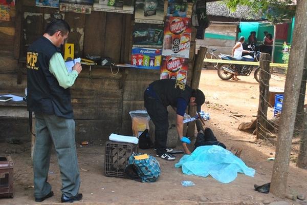 El cadáver de un agricultor fue localizado baleado en un sector de Caballo Blanco, Retalhuleu. (Foto Prensa Libre: Jorge Tizol)<br _mce_bogus="1"/>
