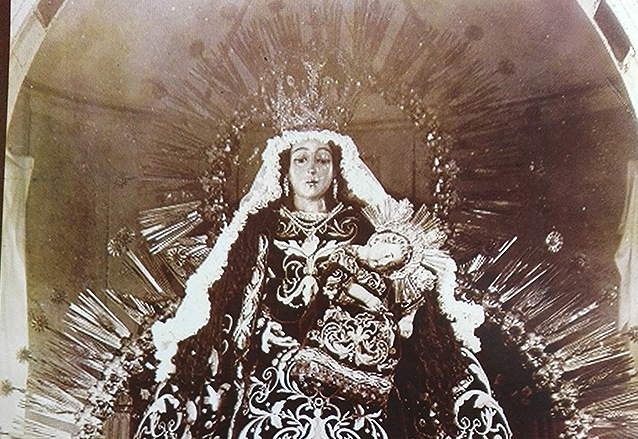La Virgen del Rosario portando la corona a finales del siglo XIX. (Foto: Cofradía del Rosario)