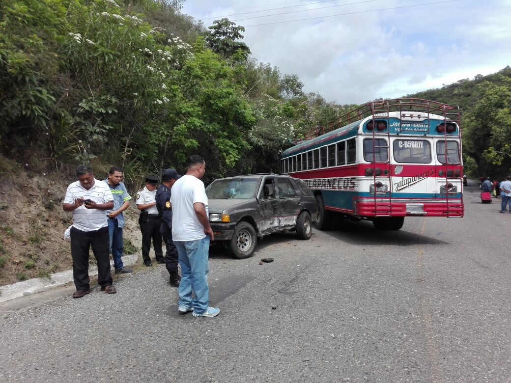 El accidente se produjo en el kilómetro 50 de la ruta al Atlántico. (Foto Prensa Libre: Hugo Oliva)
