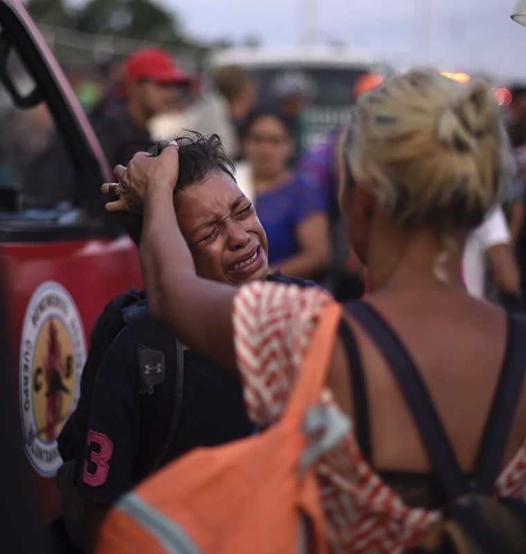 Un migrante hondureño pide asistencia durante los distubios en la frontera de Guatemala y Honduras. (Foto Prensa Libre: AFP)