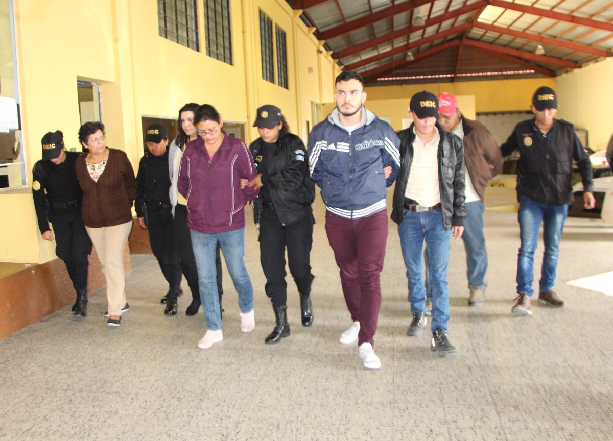 Cinco personas fueron detenidas por el Ministerio Público y la Policía Nacional Civil en allanamientos por casos de corrupción en la Federación de Tiro. (Foto Prensa Libre: PNC)
