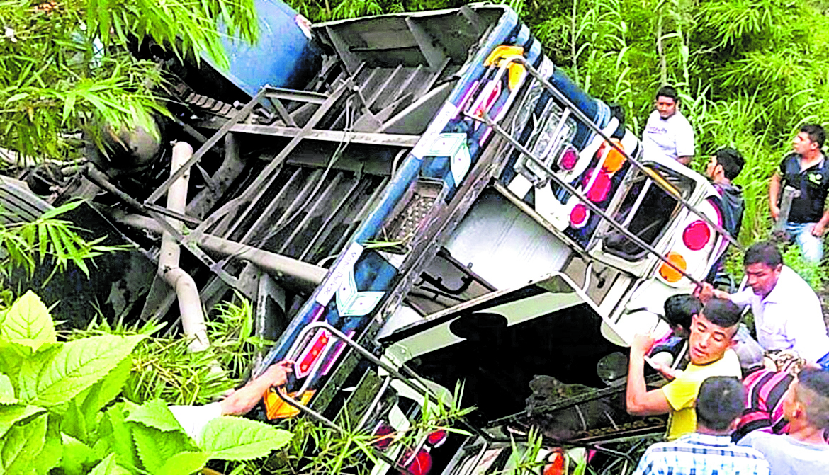 El 31 de julio pasado un accidente de bus en la Democracia, Huehuetenango dejó 30 heridos.(Prensa Libre: Hemeroteca PL)