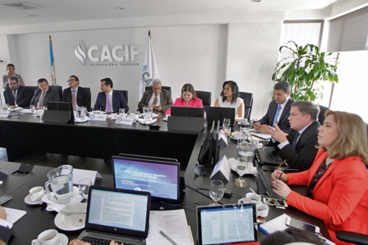 Representantes de cámaras empresariales de la región se reunieron para hablar de integración. (Foto Prensa Libre: Edwin Bercián)