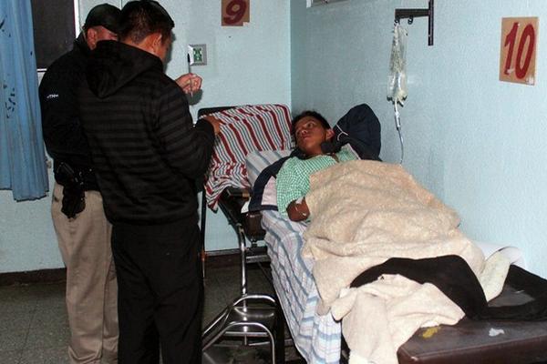 José German García, quien estaba secuestrado, recibe atención en un hospital de Xela. (Foto Prensa Libre: Carlos Ventura)