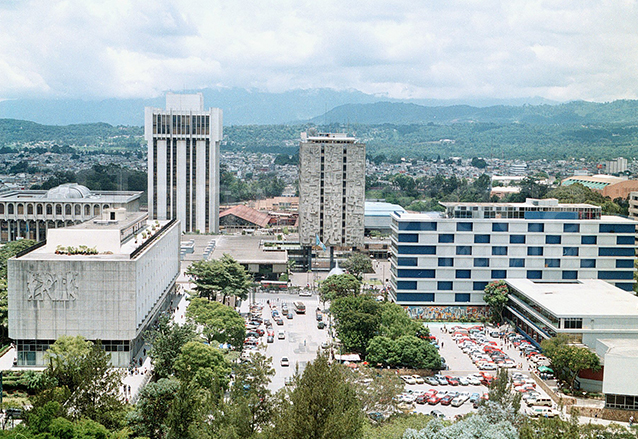El edificio de la Municipalidad, a la izquierda, se encuentra en el enclave modernista del Centro Cívico. (Foto: Hemeroteca PL)