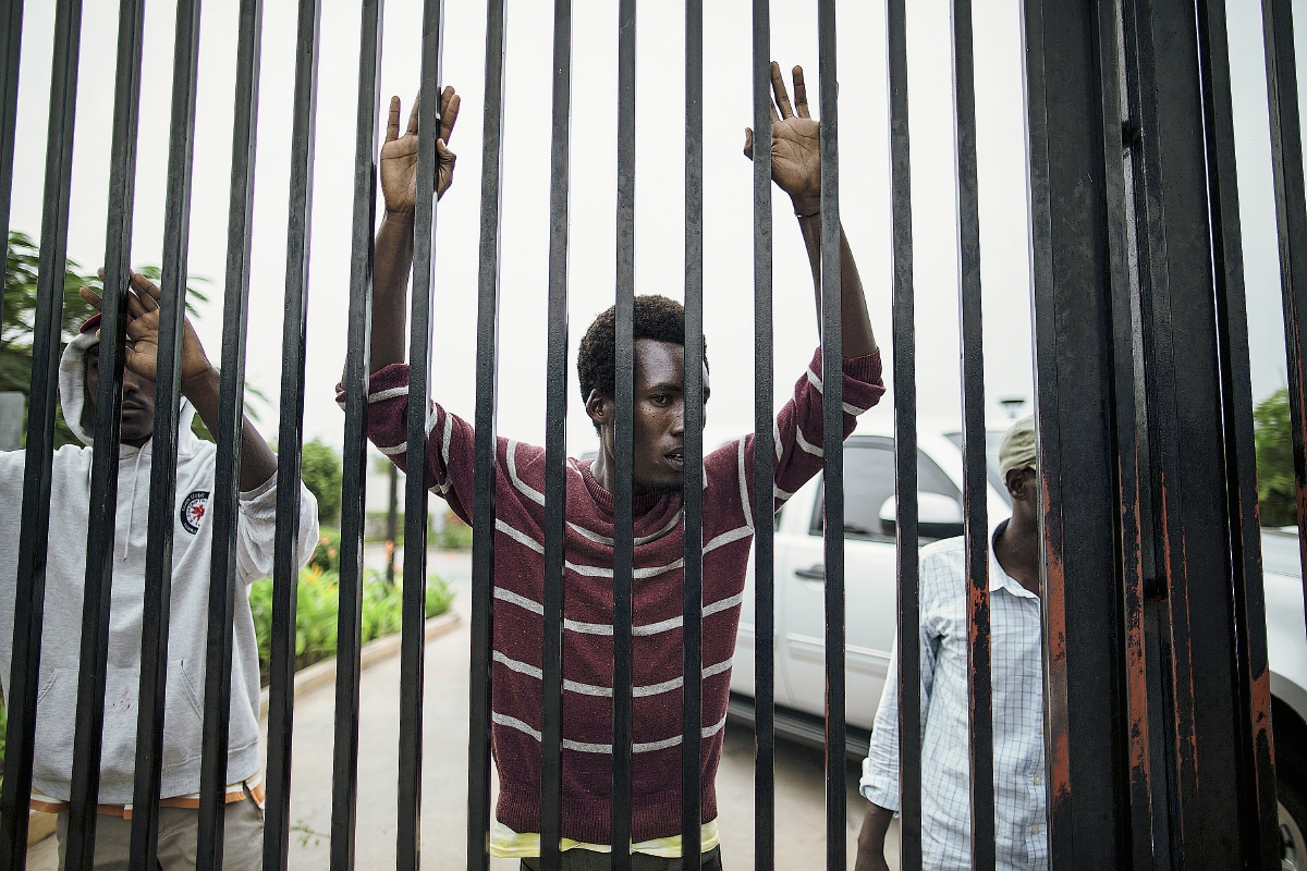 Un estudiante de Burundi levanta sus brazos mientras está de pie en el interior de la Embajada de Estados Unidos en Bujumbura. (Foto Prensa Libre:AFP).