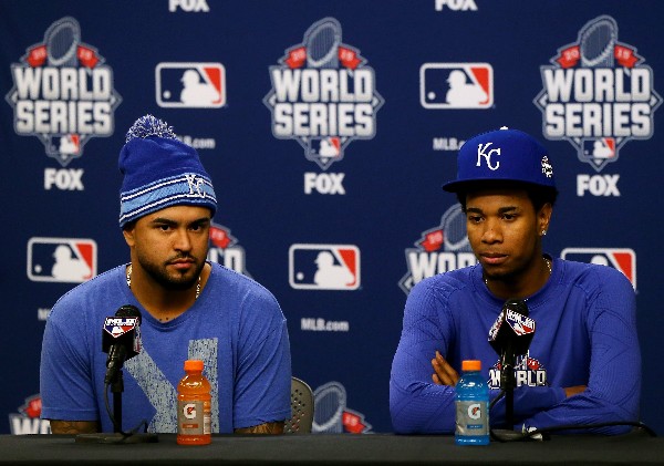 Christian Colon (i) y Yordano Ventura de Kansas City hablan sobre lo que se puede esperar ante los Mets en Nueva York. (Foto Prensa Libre: AFP)