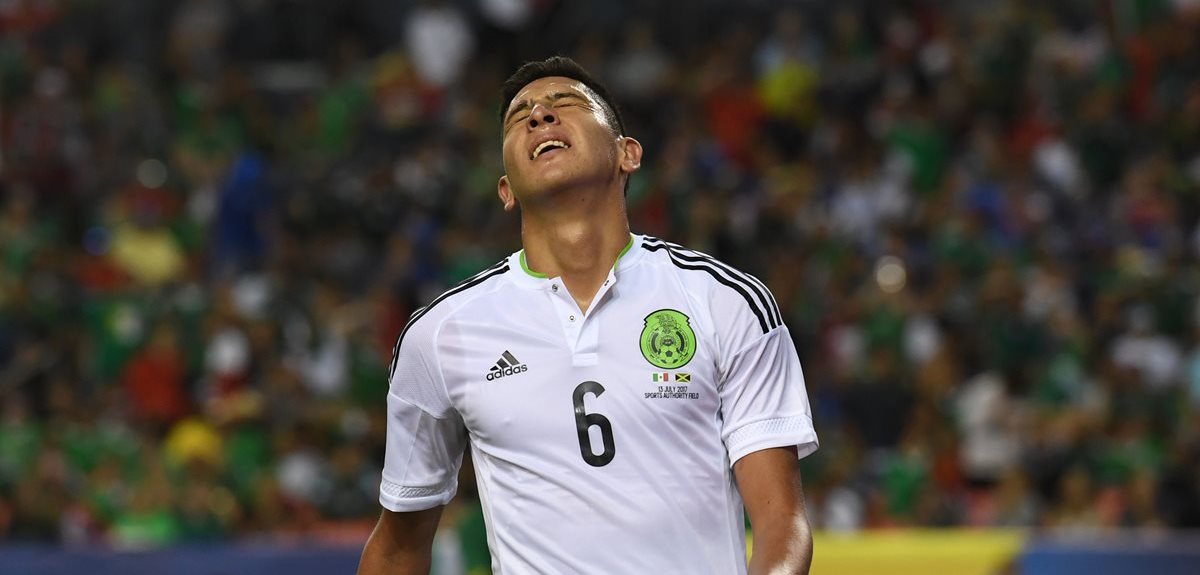 El mexicano Edson Álvarez se lamenta después de no poder anotar en una acción en ataque. (Foto Prensa Libre: AFP)