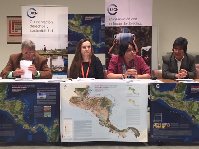 Delegados de pueblos indígenas de Centroamérica presentan el mapa que define los territorio en el istmo. (Foto Prensa Libre: cortesía)
