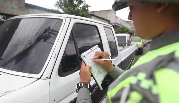 Una agente de la PMT de la Ciudad de Guatemala impone una multa al conductor de un picop. (Foto Prensa Libre: (Hemeroteca PL)