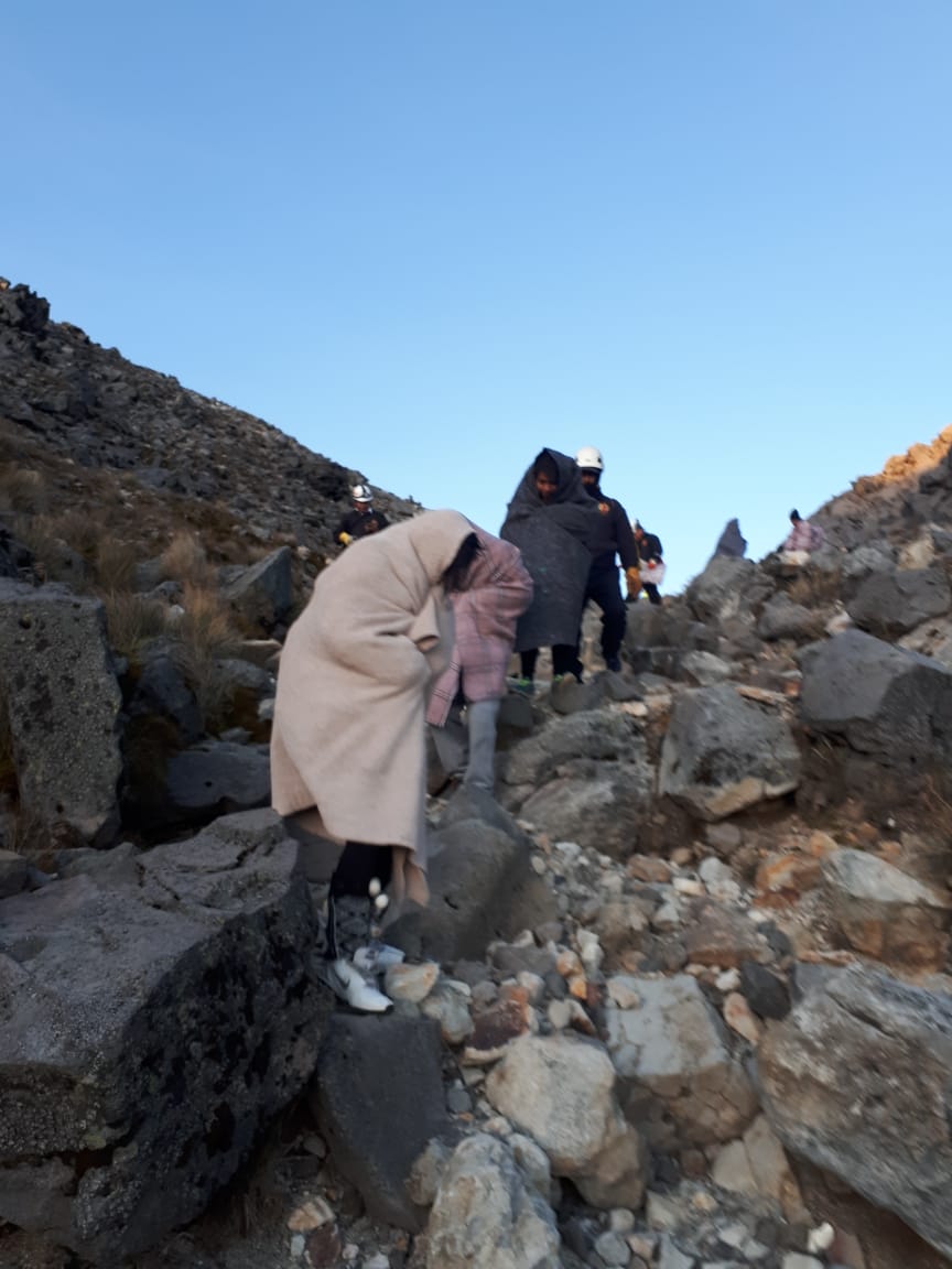 Turistas afectados por el clima entraron en estado de hipotermia en el volcán Tajumulco. (Foto Prensa Libre: Whitmer Barrera)