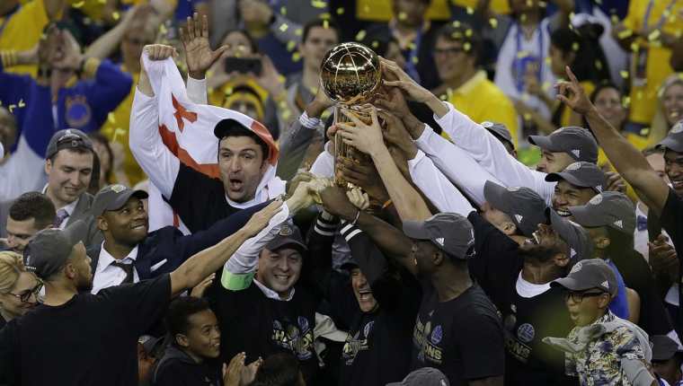 Los jugadores de los Warriors de Golden State, celebran con el trofeo de campeones de la NBA.(Foto Prensa Libre: AFP)