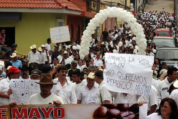 Vecinos marchan en Mataquescuintla.