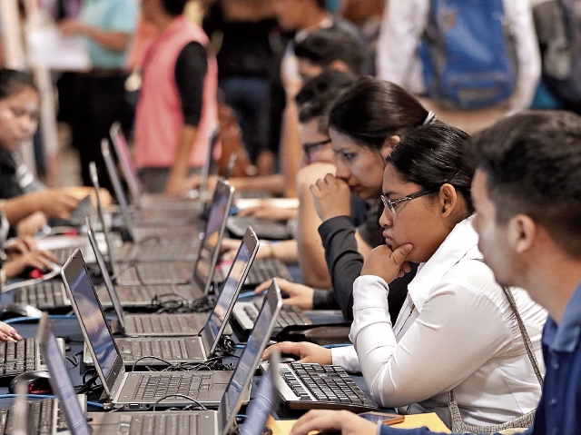 De acuerdo con los organizadores, este martes 18 de septiembre se espera a unas 10 mil personas en la Clasiferia. (Foto Prensa Libre: Esbin Garcia)