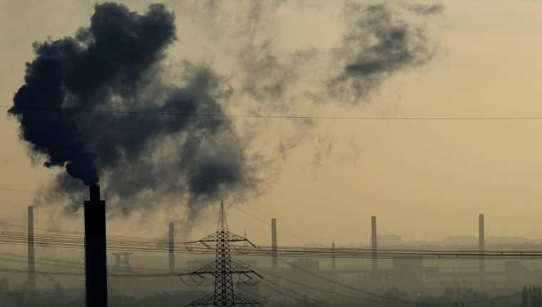Vista panorámica de la actividad de una planta de vapor en Bottrop, Alemania Occidental. (Foto Prensa Libre: AFP).