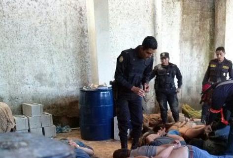 La Policía captura a varias personas en la aldea El Hato, Antigua Guatemala, Sacatepéquez. (Foto Prensa Libre: Renato Melgar).