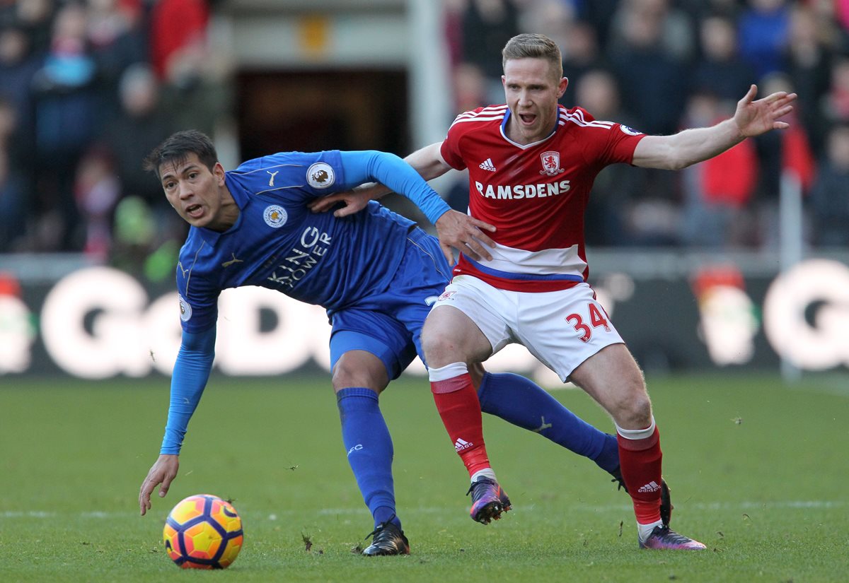 Leonardo Ulloa (izquierda) del Leicester City disputa el balón con Adam Forshaw, del Middlesbrough. (Foto Prensa Libre: AP).