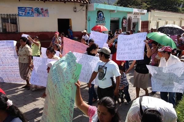Pobladores se manifiestan para pedir a sindicalistas que entreguen instalaciones del CAP de San Jerónimo. (Foto Prensa Libre: Carlos Grave). <br _mce_bogus="1"/>