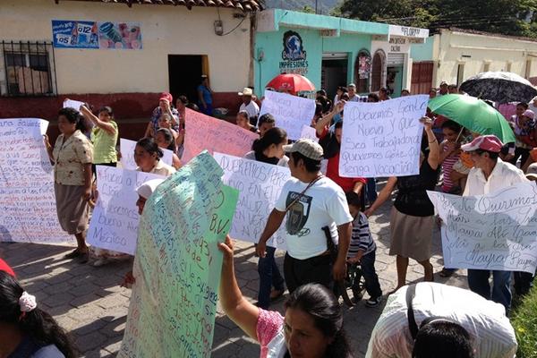 Pobladores se manifiestan para pedir a sindicalistas que entreguen instalaciones del CAP de San Jerónimo. (Foto Prensa Libre: Carlos Grave). <br _mce_bogus="1"/>