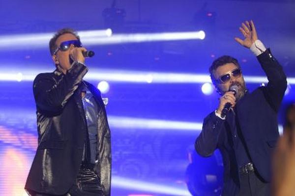Los artistas compartieron escenario y cantaron a dúo sus grandes éxitos. (Foto Prensa Libre: Edwin Bercián)