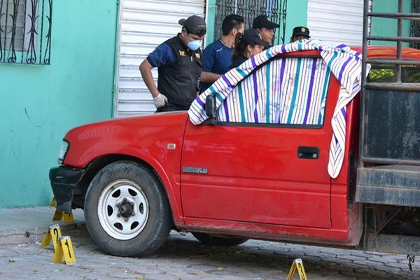 Un hombre fue víctima de un ataque director cuando estacionaba su picop en el parqueo de un billar en Teculután, Zacapa. (Foto Prensa Libre: Erick de la Cruz)