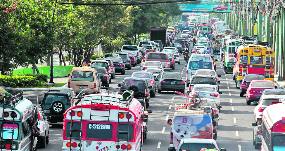La Sat informó que 2 millones 85 mil 977 automotores no ha pagado el impuesto de circulación lo que equivale al 68% del parque vehicular. (Foto Prensa Libre: Hemeroteca PL)