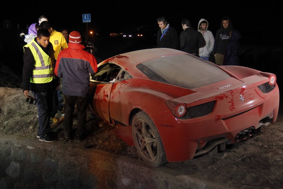 Así quedó el auto de Arturo Vidal tras el accidente de tránsito. (Foto Prensa Libre: AFP)