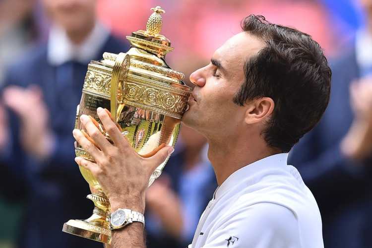 Roger Federer besa la copa después de ganarle a Marin Cilic. (Foto Prensa Libre: AFP)