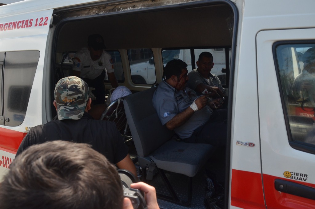 Bomberos Voluntarios trasladan a tres de los cinco heridos al Hospital Regional de Cuilapa, Santa Rosa. (Foto Prensa Libre: Oswaldo Cardona)
