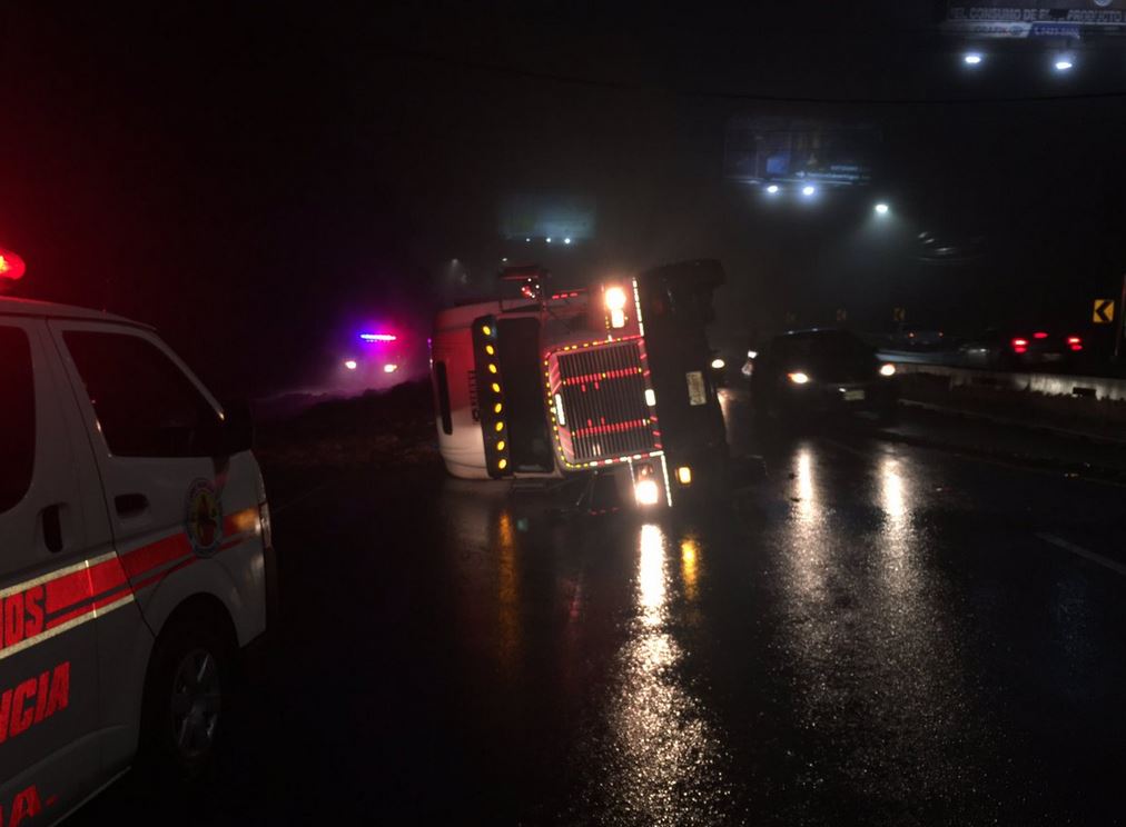 Camión accidentado la noche del viernes en ruta a El Salvador continúa causando problemas de tránsito. (Foto Prensa Libre: Provial)