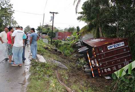 Picop del fallecido quedó bajo el contenedor. (Foto Prensa Libre: Edwin Perdomo).