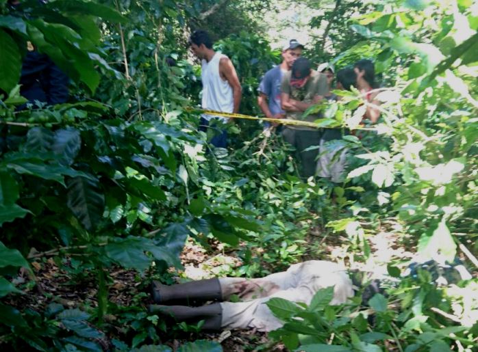 Los cadáveres baleados de los agricultores fueron localizados en la aldea Ixpaco, Pueblo Nuevo Viñas, Santa Rosa. (Foto Prensa Libre: Oswaldo Cardona)