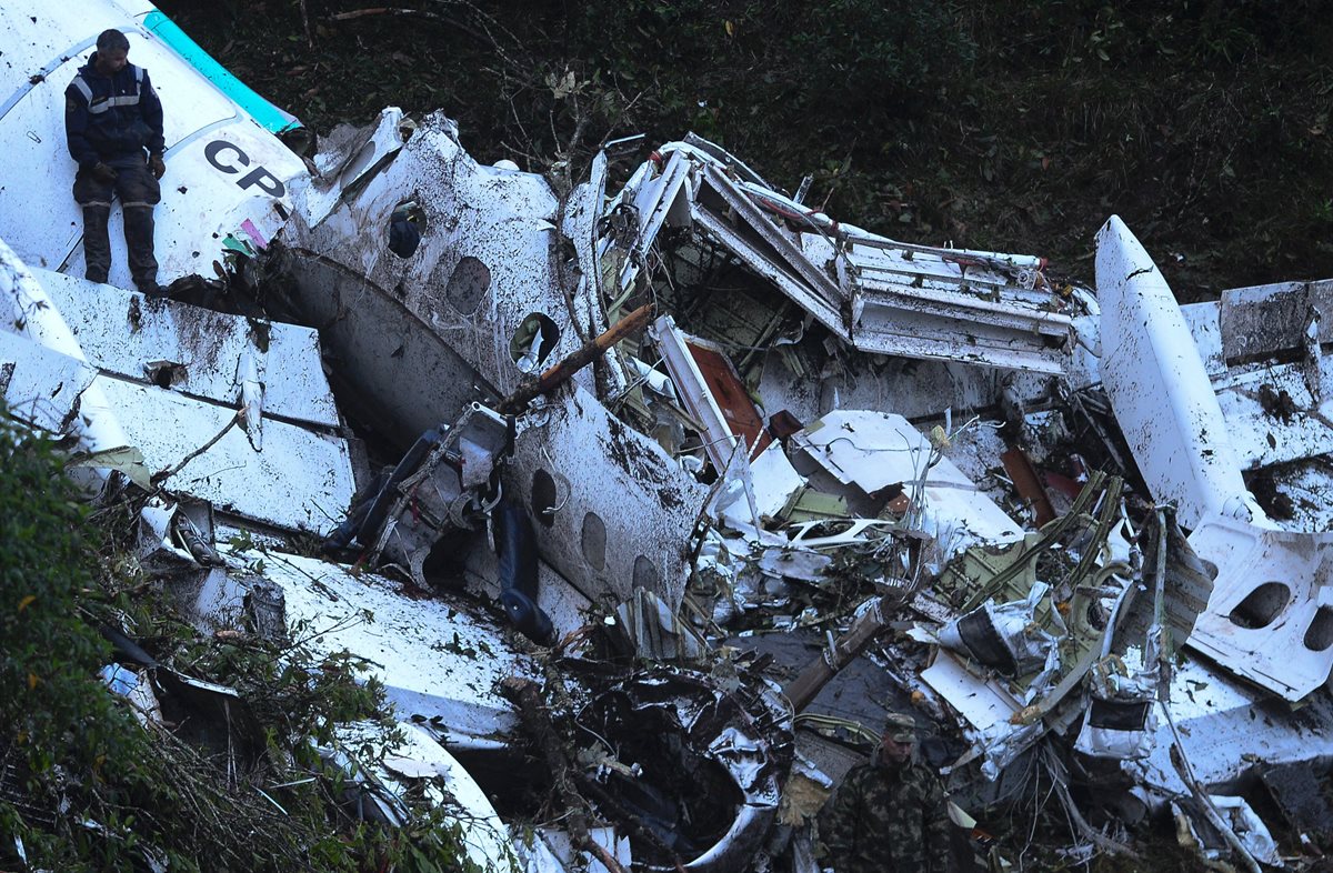 Estos son los restos del avión que cayó en Colombia. (Foto Prensa Libre: AFP)
