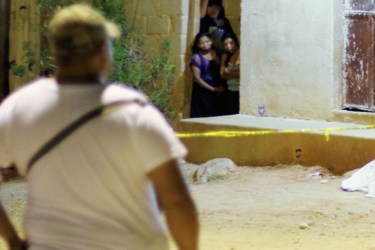 Vecinos de la zona 7 de Chiquimula observan cadáver de un hombre atacado a balazos. (Foto Prensa Libre: Edwin Paxtor)