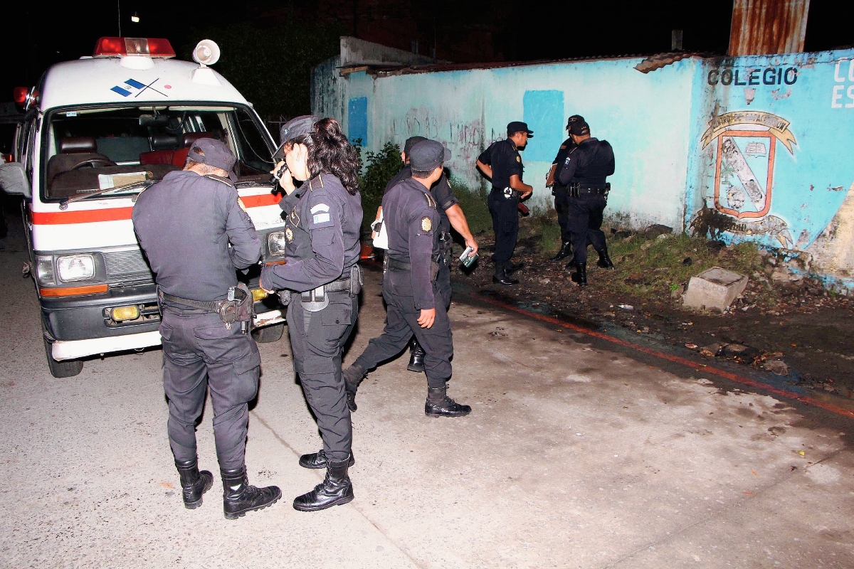 Agentes de la PNC acordonan el área donde fue ultimado un hombre en la cabecera de Retalhuleu. (Foto Prensa Libre: Rolando Miranda)