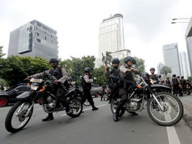 Policías acordonan el área en donde ocurrieron los hechos. (Foto Prensa Libre: AP)