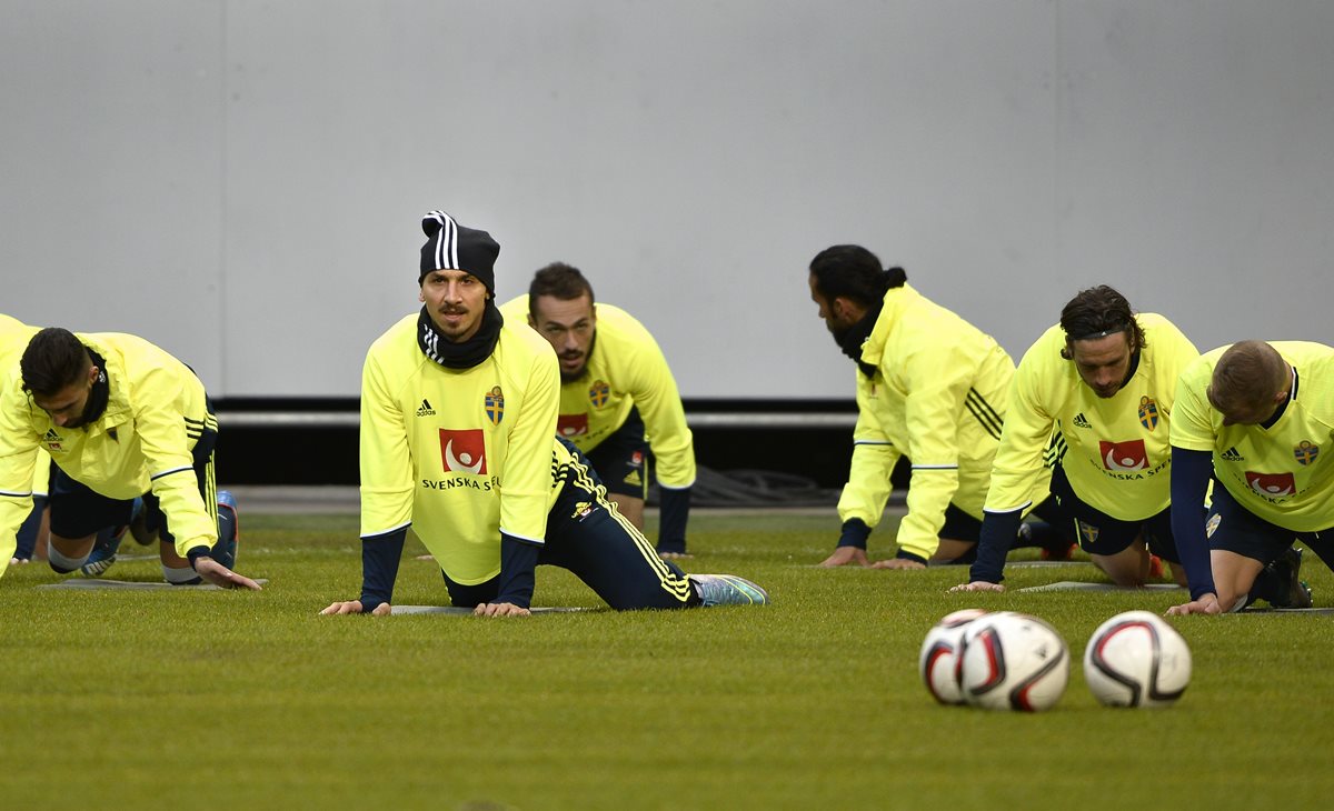 Zlatan Ibrahimovic se entrena con su selección con la mira puesta en Francia. (Foto Prensa Libre: AP)