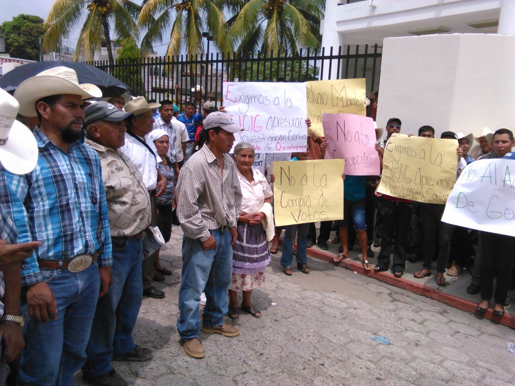 Vecinos se manifiestan contra el alcalde de Quezaltepeque, Chiquimula, Álvaro Morales. (Foto Prensa Libre: Edwin Paxtor)